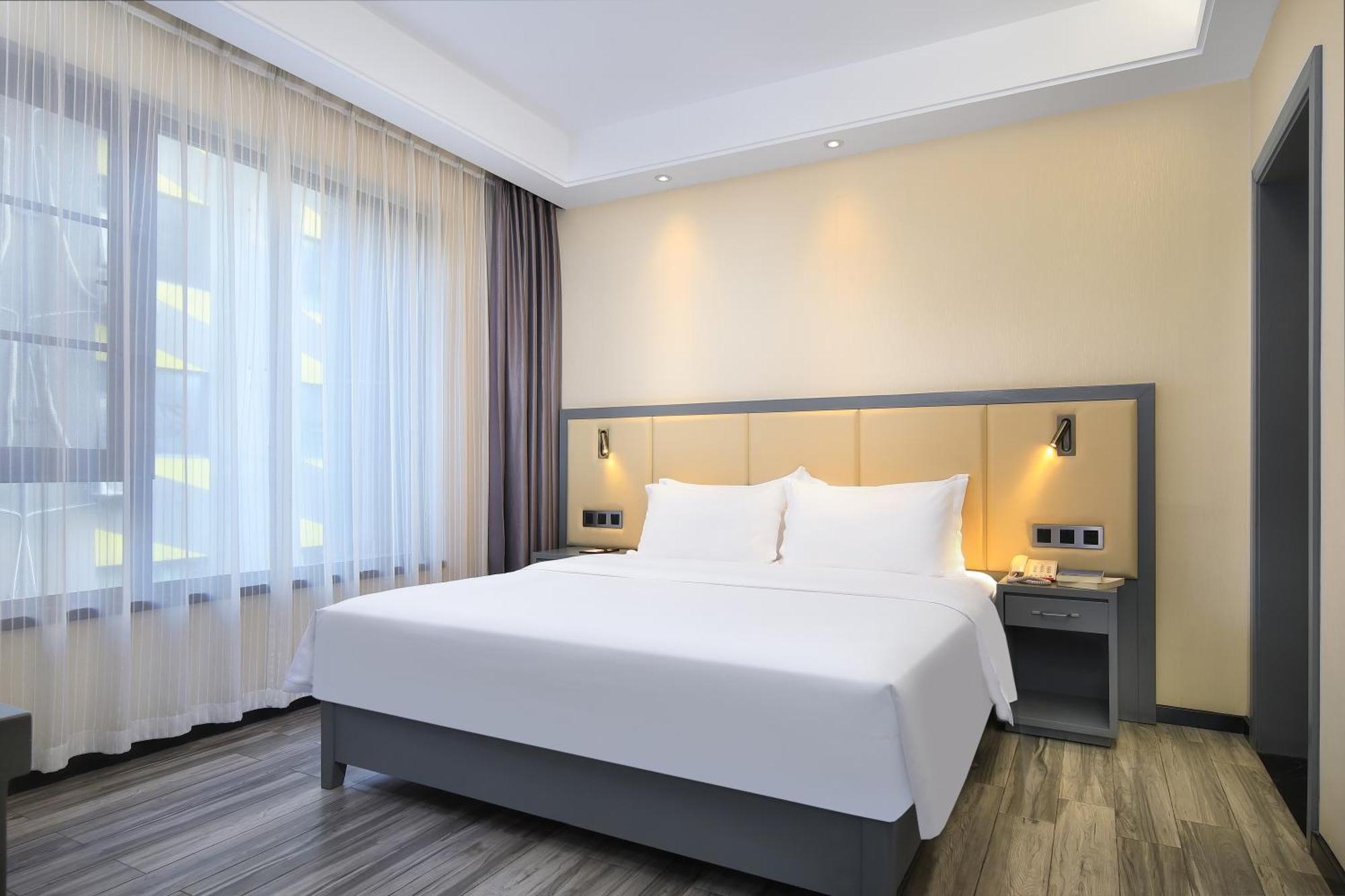 Wing Hotel Guilin - Central Square Стая снимка