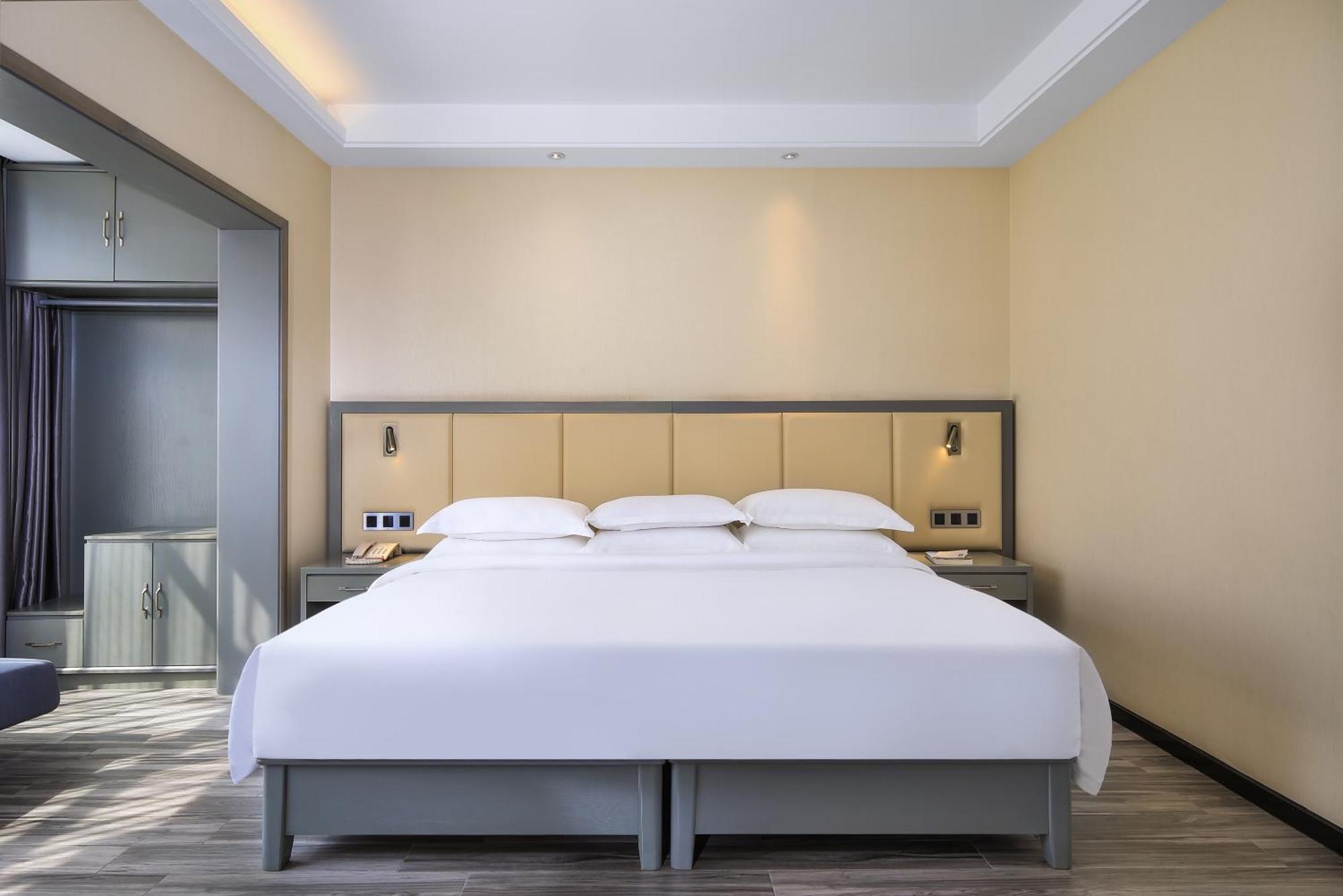 Wing Hotel Guilin - Central Square Стая снимка