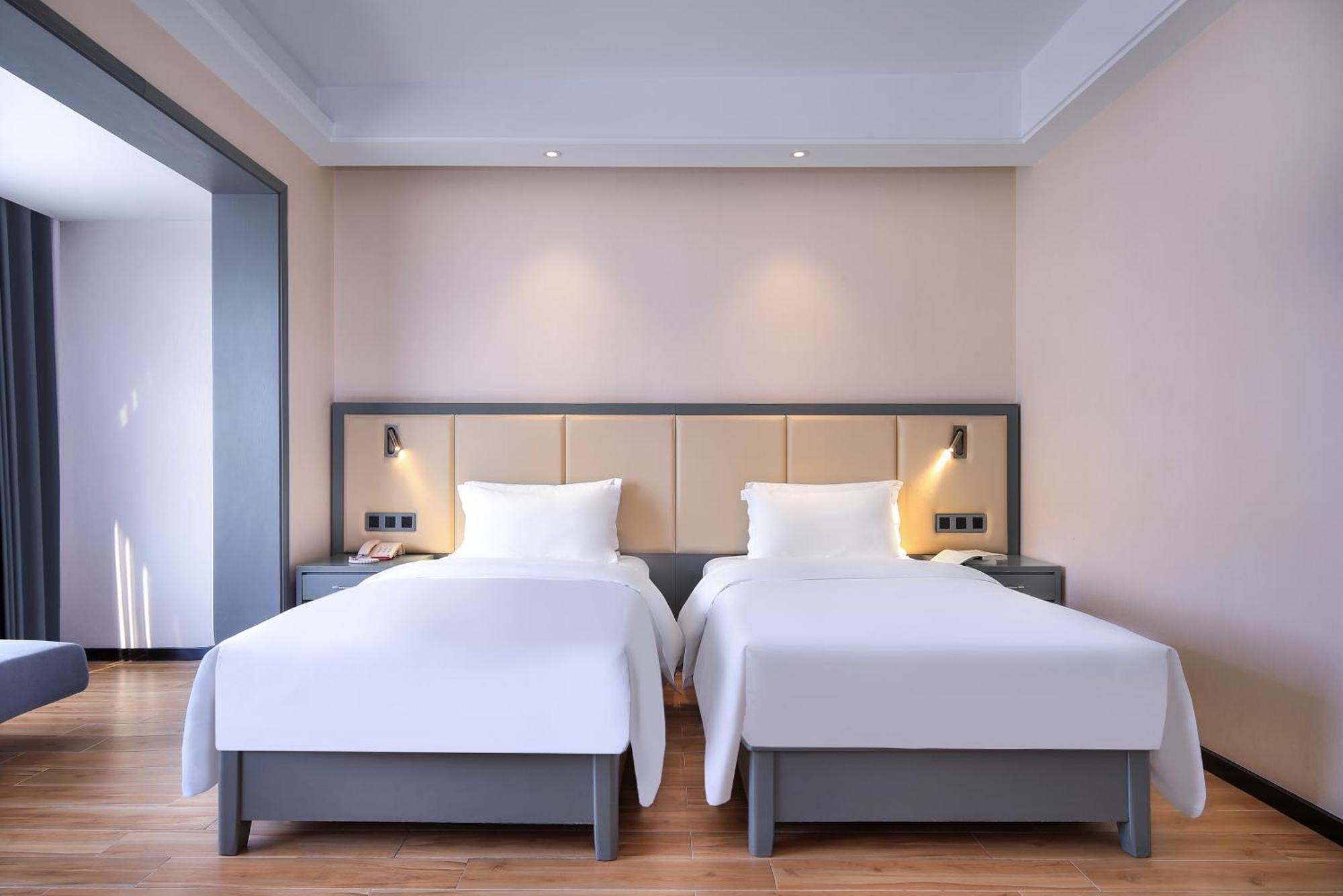 Wing Hotel Guilin - Central Square Стая снимка